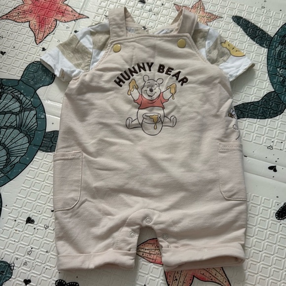Winnie the Pooh 2 piece set - Picture 1 of 7